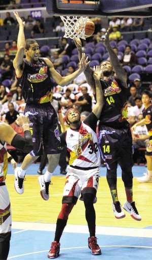 GABE Norwood (left) and Wendell McGines typify the intensity of Rain or Shine’s defense in last night’s still-unfinished game as they gang up on San Miguel Beer’s Arizona Reid at Smart Araneta Coliseum.  AUGUST DELA CRUZ