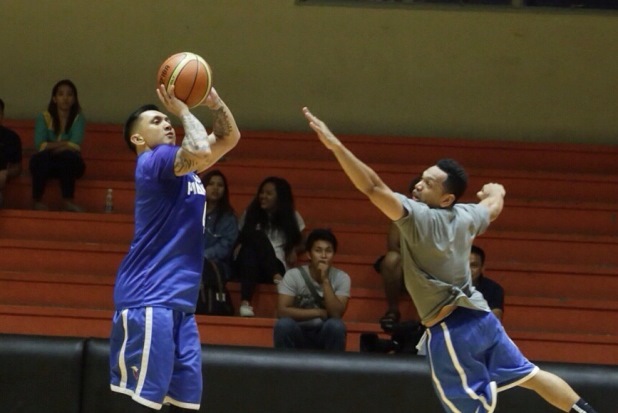 Former teammates. Jayson Castro tries to block Jimmy Alapag's jumper. Photo by Tristan Tamayo/INQUIRER.net