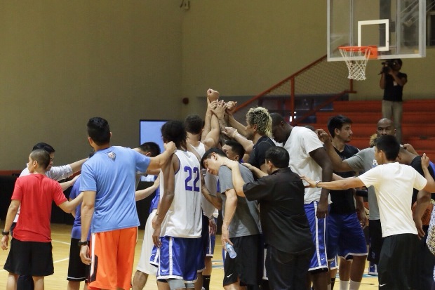 Members of Gilas pool in huddle. Photo by Tristan Tamayo/INQUIRER.net