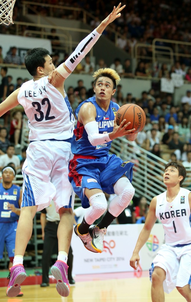 Philippines’ Terrence Romeo (middle) continues to dazzle in the 2015 Jones Cup.  Photo from the Chinese Taipei Basketball Association
