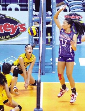EJ Laure (center) of UST anticipates a placement shot by Jesrael Liberato of Arellano in yesterday’s match at Filoil Flying V Arena. AUGUST DELA CRUZ