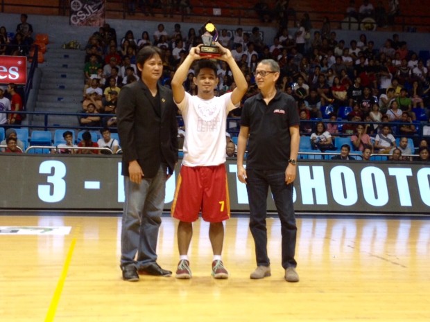 Mark Cruz holds up his three-point shooting competition trophy. Photo by Randolph Leongson/INQUIRER.net