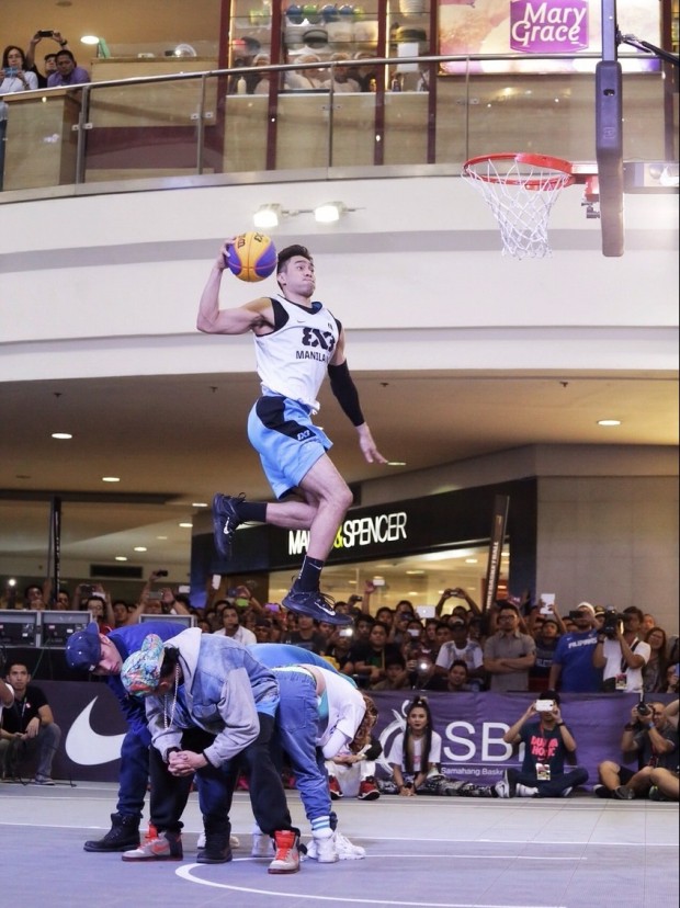 Rey Guevarra dunks over Philippine All-Stars members. Photo by Tristan Tamayo/INQUIRER.net
