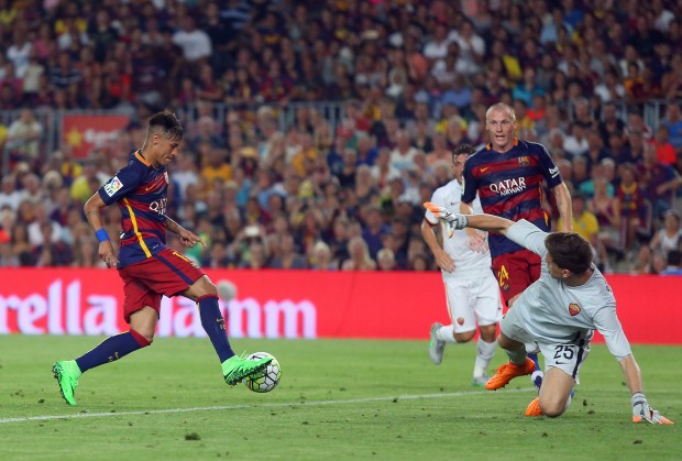 Barcelona's Neymar, left, controls the ball to score the opening goal past Roma goalkeeper Szczesny, right, during the Joan Gamper trophy soccer match between FC Barcelona and AS Roma at the Camp Nou stadium in Barcelona, Spain, Wednesday, Aug. 5, 2015. (AP Photo/Francisco Seco)