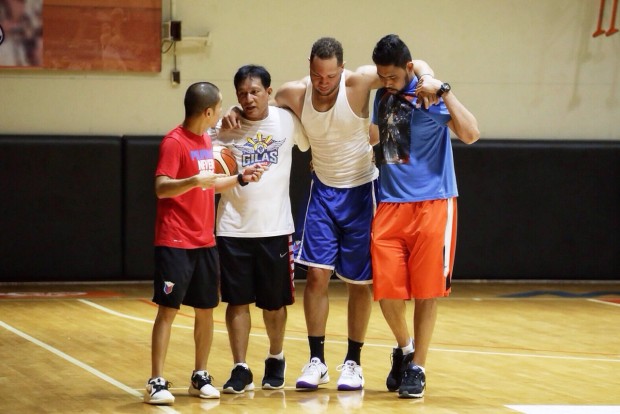 Kelly Williams being helped off the court by teammates. Photo by Tristan Tamayo/INQUIRER.net