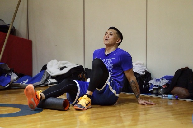 Jimmy Alapag rests at the sidelines. Photo by Tristan Tamayo/INQUIRER.net