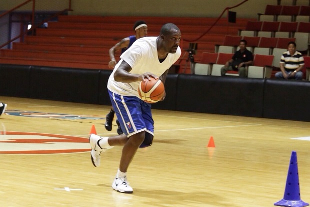 Andray Blatche joining the drills during Gilas practice Monday night. Photo by Trisan Tamayo/INQUIRER.net