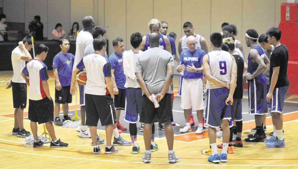GILAS Pilipinas coach Tab Baldwin huddles the team during Monday night’s practice at Meralco Gym in Pasig. The team got together for the first time in preparation for the Fiba Asia championship in China, which stakes a berth in the Rio Olympics in 2016. AUGUST DELA CRUZ