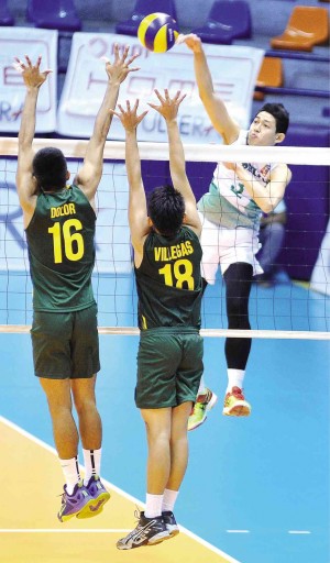LA SALLE outside spiker Raymark Woo (right) hammers it over Far Eastern U’s Ronchette Villegas and Gregorio Dolor in yesterday’s Spikers’ Turf encounter at Filoil Flying V Arena in San Juan. The Green Archers kept third spot in the standings with a surprisingly quick victory. AUGUST DELA CRUZ