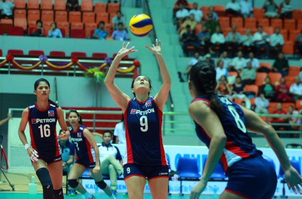 Adachi Erika Pivetta of Petron Blaze Spikers sets for an attack. Photo from AVC - Asian Volleyball Confederation