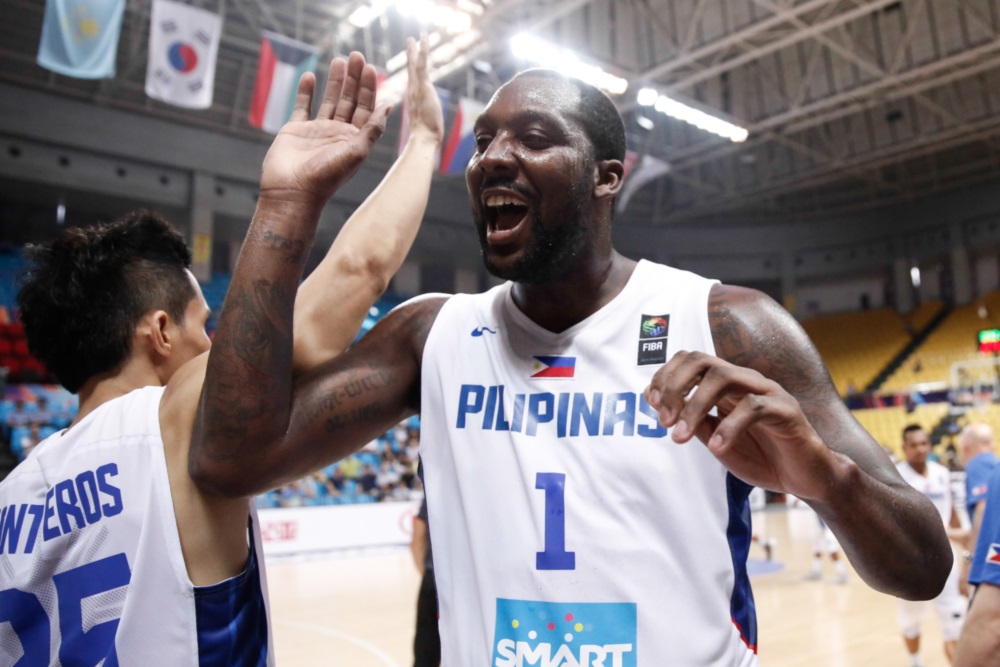 Andray Blatche exchanges high fives with his Gilas Pilipinas teammates during their game against Iran. Photo from Fiba.com