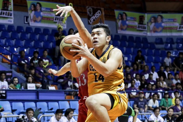 Tey Teodoro takes the lead for JRU. Photo by Tristan Tamayo/INQUIRER.net