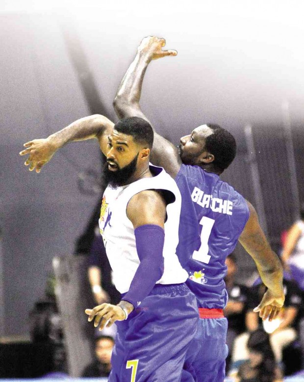 GILAS Pilipinas’ Andray Blatche (right) and Talk ‘N Text rookie Moala Tautuaa battle for position at the low blocks. AUGUST DELA CRUZ