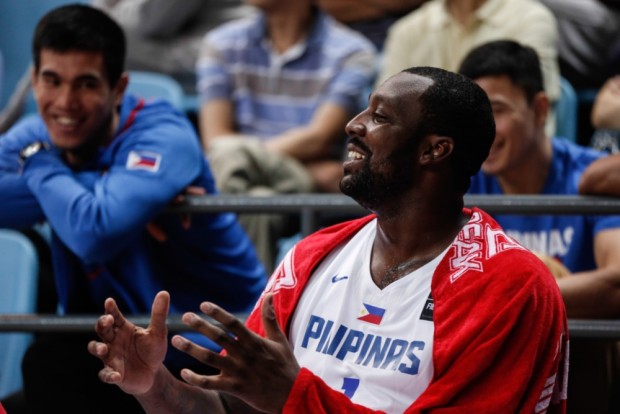 Andray Blatche smiles at the bench with Filipinos up big vs Hong Kong. Photo from Fiba.com
