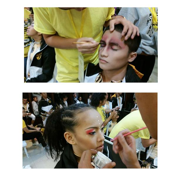 @Salinggawi_UST puts on the battlegear. Ruth Mayo/INQUIRER
