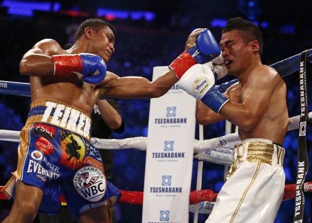 Roman Gonzalez, right, of Nicaragua lands a left punch to the face of Brian Viloria in the eighth round of an WBC flyweight title bout at Madison Square Garden in New York on Saturday, Oct. 17, 2015. Gonzalez won the fight. (AP Photo/Rich Schultz)