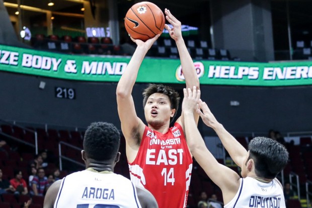 Chris Javier tries to shoot a jumper. Photo by Tristan Tamayo/INQUIRER.net