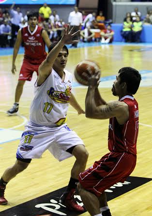 Mahindra playing-coach Manny Pacquiao finally makes his first field goal in the PBA. PBA IMAGES