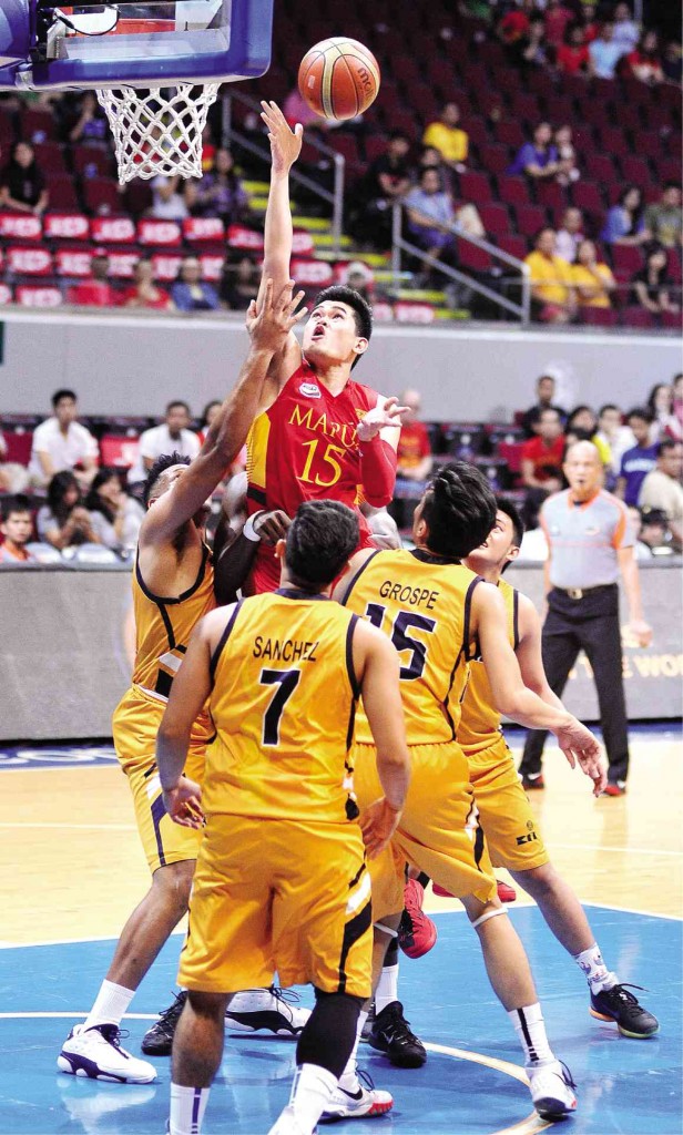 MAPUA’S Mark Braña attacks a phalanx of JRU defenders for a layup in yesterday’s playoff at Mall of Asia Arena. AUGUST DELA CRUZ 