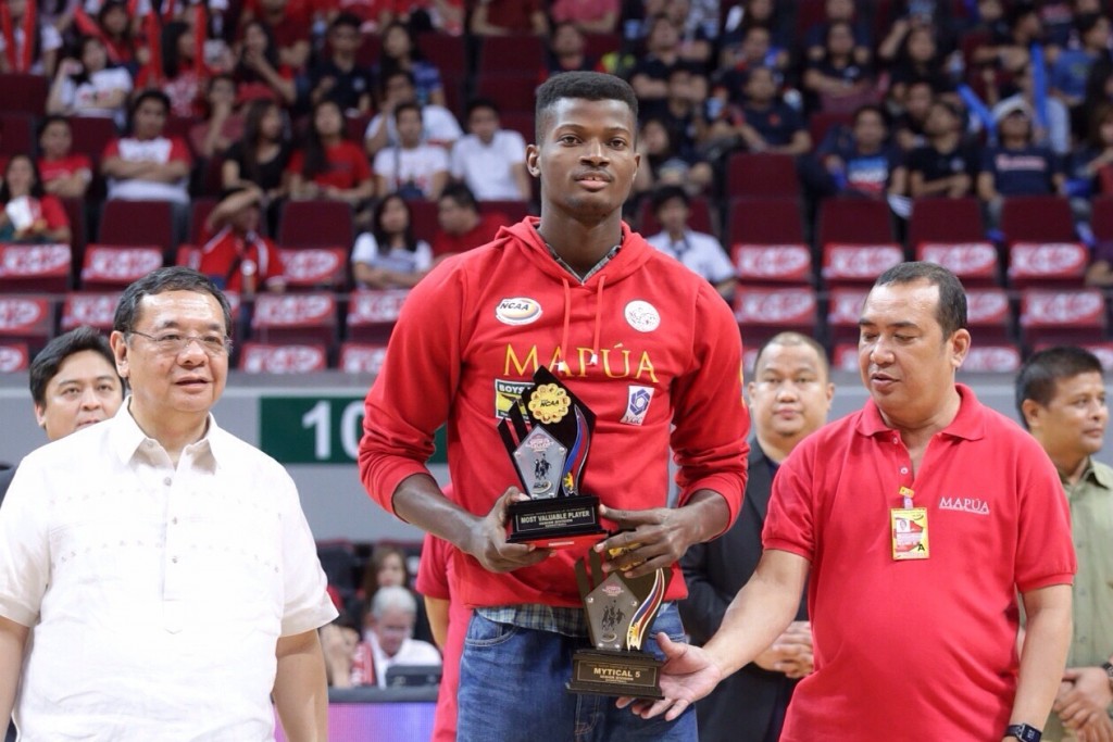 Allwell Oraeme recieves his awards. Photo by Tristan Tamayo/INQUIRER.net 