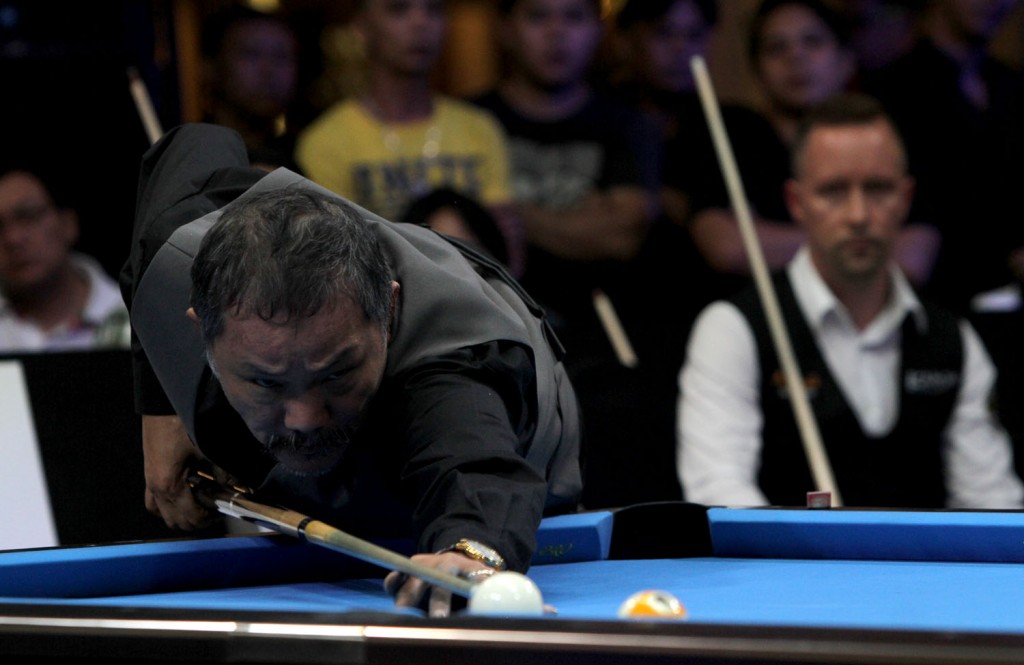 KING'S CUP /  NOVEMBER 20 2015 Team East Captain Efren 'Bata' Reyes of the Philippines prepares to make a shot as opponentTeam West Captain Mika Immonen of Finland looks on during the King's Cup in The Plaza, Newport Mall, Resorts World Manila in Pasay City. INQUIRER PHOTO / RICHARD A. REYES