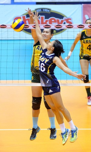 Mary Jean Balse of Army w/Charmine dela Cruz of Navy , at the San Juan arena . INQUIRER PHOTO/AUGUST DELA CRUZ