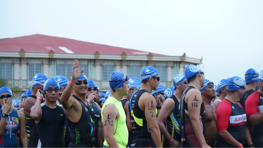 A few moments before the official start of the race, and Bi3 participants were saying their last greetings to friends and getting in some last-minute warm ups.
