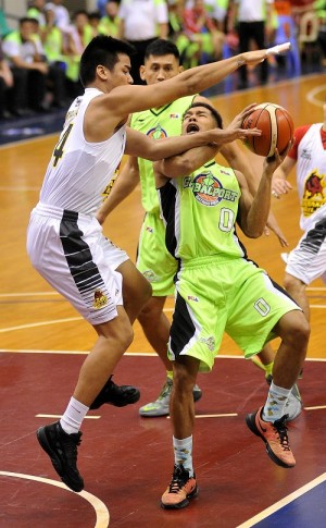 PAOLO Taha of GlobalPort draws a foul from Michael Miranda of Barako Bull in yesterday’s match at Philsports Arena. AUGUST DELA CRUZ