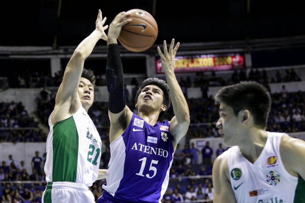 Ateneo's Kiefer Ravena (15) goes for a layup against La Salle's Jeron Teng during the Blue Eagles' win on Sunday at Smart Araneta Coliseum. Tristan Tamayo/INQUIRER.net