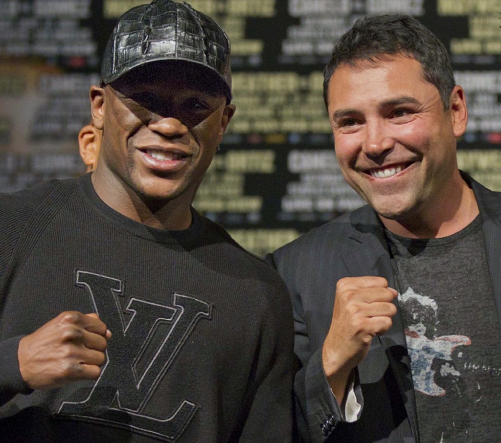 Former boxing champions Floyd Mayweather (right) and Oscar dela Hoya pose in 2011. AP
