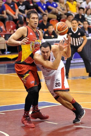Ginebra's Greg Slaughter loses possession while pivoting off San Miguel’s June Mar Fajardo in last night’s game at Philsports Arena. AUGUST DELA CRUZ/INQUIRER