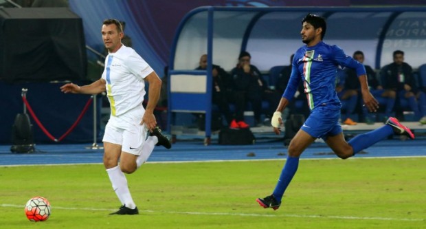 Ukrainian footballer Andriy Shevchenko (L) dribbles past Kuwait's Msaed Nada (R) during a friendly ceremonial match between Kuwait all-stars team and Football Champions Tour Legends on December 18, 2015, as part of the inauguration ceremony for the Sheikh Jaber Al-Ahmad International Stadium in Kuwait City. AFP PHOTO / YASSER AL-ZAYYAT / AFP / YASSER AL-ZAYYAT
