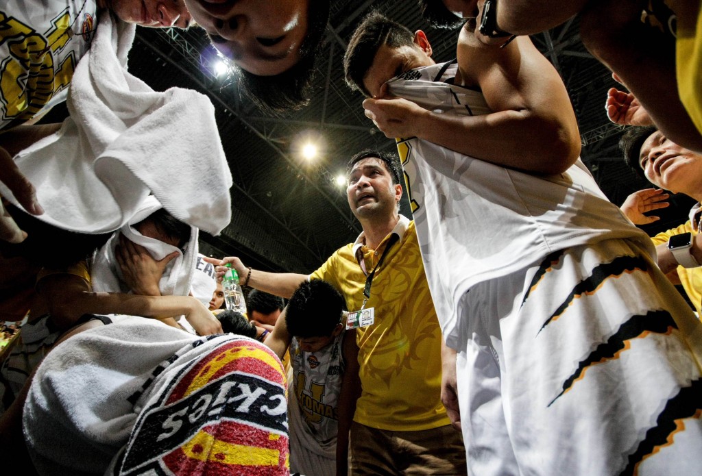 UST head coach Bong dela Cruz huddles his team for one last time in Season 78 after losing to FEU in Game 3 of the UAAP men's basketball Finals on Wednesday, Dec. 2, 2015 at Mall of Asia Arena. Tristan Tamayo/INQUIRER.net