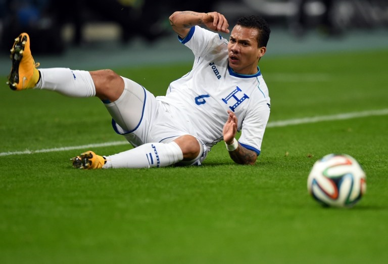 Honduras' midfielder Arnold Peralta looks at the ball while falling on the pitch during a friendly football match against Japan in Toyota, Aichi prefecture, Japan on November 14, 2014. Honduran national football team player Arnold Peralta was shot dead in La Ceiba, Honduras on December 10, 2015, police informed.          AFP PHOTO 