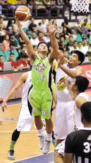 GLOBALPORT guard Roi Sumang pops a shot off Jervy Cruz, who has since moved out of Barako Bull, in their elimination-round encounter on Nov. 8. The Batang Pier won this one, 105-91,  AUGUST DELA CRUZ