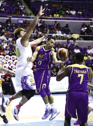 TNT court general Jason Castro hands it off to Mo Tautuaa as Beau Belga applies pressure in last night’s game at the Big Dome. KIMBERLY DELA CRUZ 