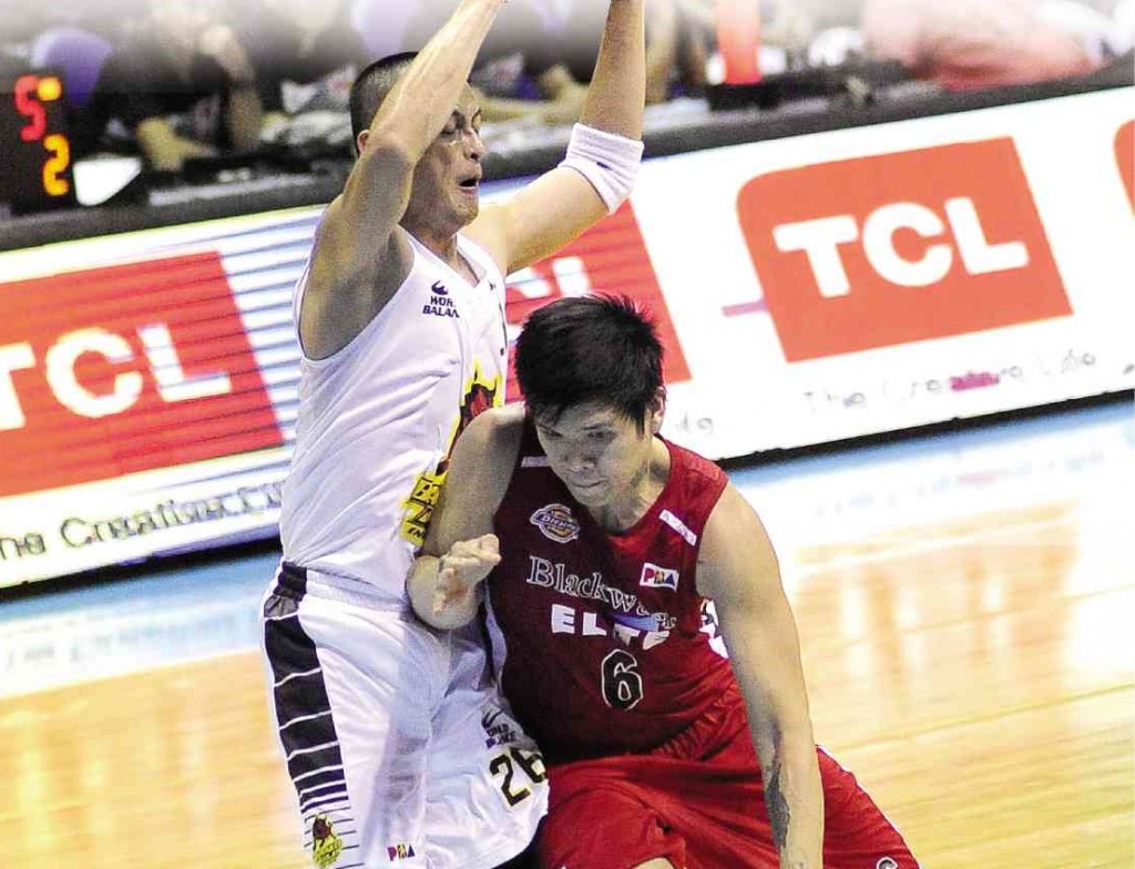 BLACKWATER slasher Carlo Lastimosa challenges the defense of Barako Bull’s Chico Lanete in yesterday’s game at the Big Dome. AUGUST DELA CRUZ 