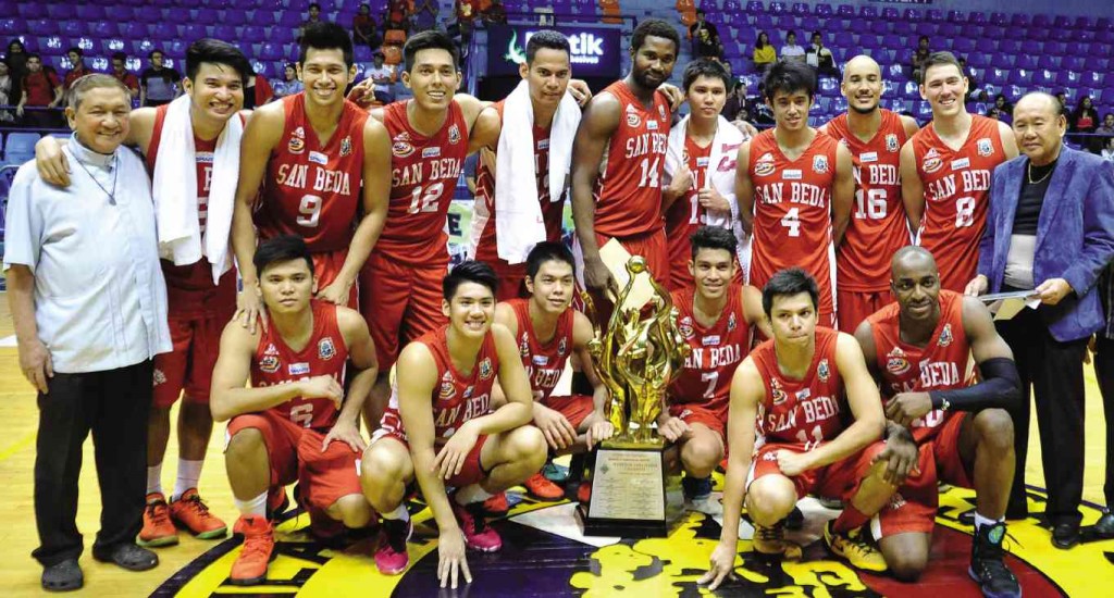 SWEET REVENGE  San Beda’s co-champion Red Lions with PCCL chief Rey Gamboa (right) after their victory over Letran. AUGUST DELA CRUZ 
