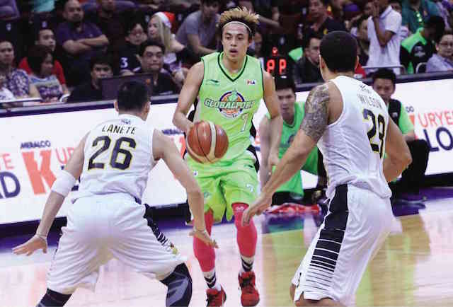 TERRENCE Romeo (middle) rises to the occasion for the GlobalPort Batang Pier in Sunday night’s game. PBA MEDIA BUREAU
