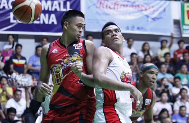 JayR Reyes vs Vic Manuel. Photo by Tristan Tamayo/INQUIRER.net