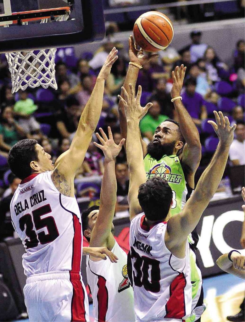 Stanley Pringle, the other half of GlobalPort’s dynamic duo, shoots against Alaska’s Tony dela Cruz, Chris Banchero and Eric Menk in their elimination-round clash won handily by the Aces. AUGUST DELA CRUZ/INQUIRER 