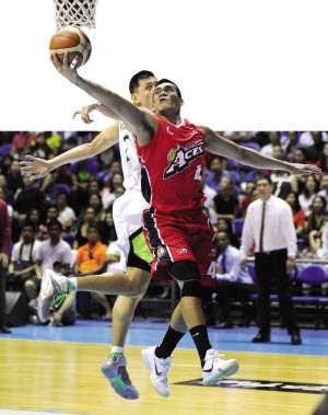 HARDWORKING Alaska power forward Vic Manuel outmaneuvers GlobalPort’s Billy Mamaril for a reverse shot in last night’s Game 4 won in workmanlike precision by the Aces at Smart Araneta Coliseum.  AUGUST DELA CRUZ 