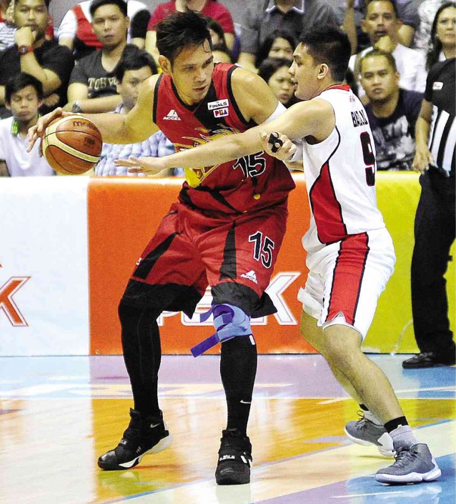 SMB star June Mar Fajardo (left) attacks the defense of Alaska’s Nonoy Baclao in Game 5 at the Big Dome. Fajardo’s presence at the low post gives the other Beermen more offensive opportunities. AUGUST DELA CRUZ