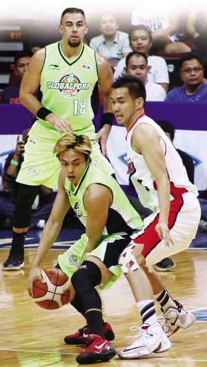 GLOBALPORT’S Terrence Romeo pivots for a shot off Alaska’s Cyrus Baguio in last night’s Game 1 at Mall of Asia Arena. KIMBERLY DELA CRUZ