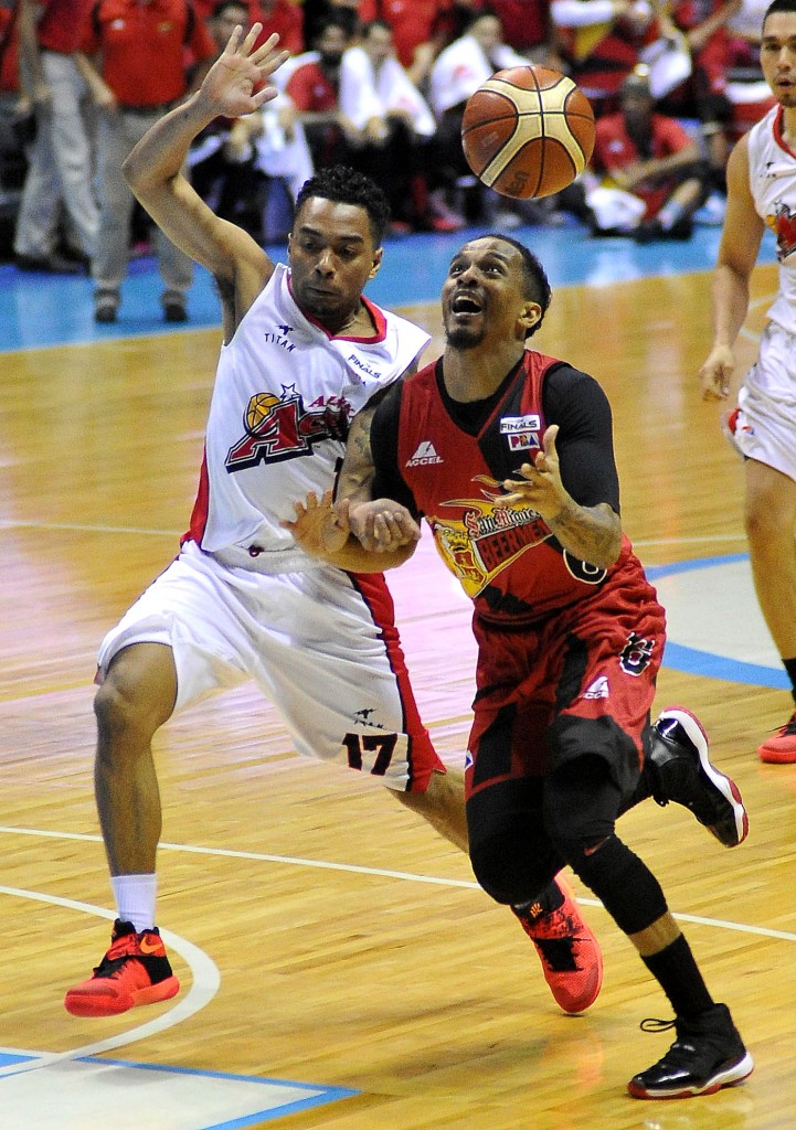 SANMIGUEL Beer’s Chris Ross (right) loses the ball under pressure from Alaska’s Ping Exciminiano of Alaska in Game 5 of the PBA Philippine Cup Finals at Smart Araneta Coliseum. AUGUST DELA CRUZ