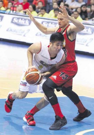 JERIC Teng of Rain or Shine barges into Marcio Lassiter of San Miguel during the opener of their Final Four duel last night. KIMBERLY DELA CRUZ