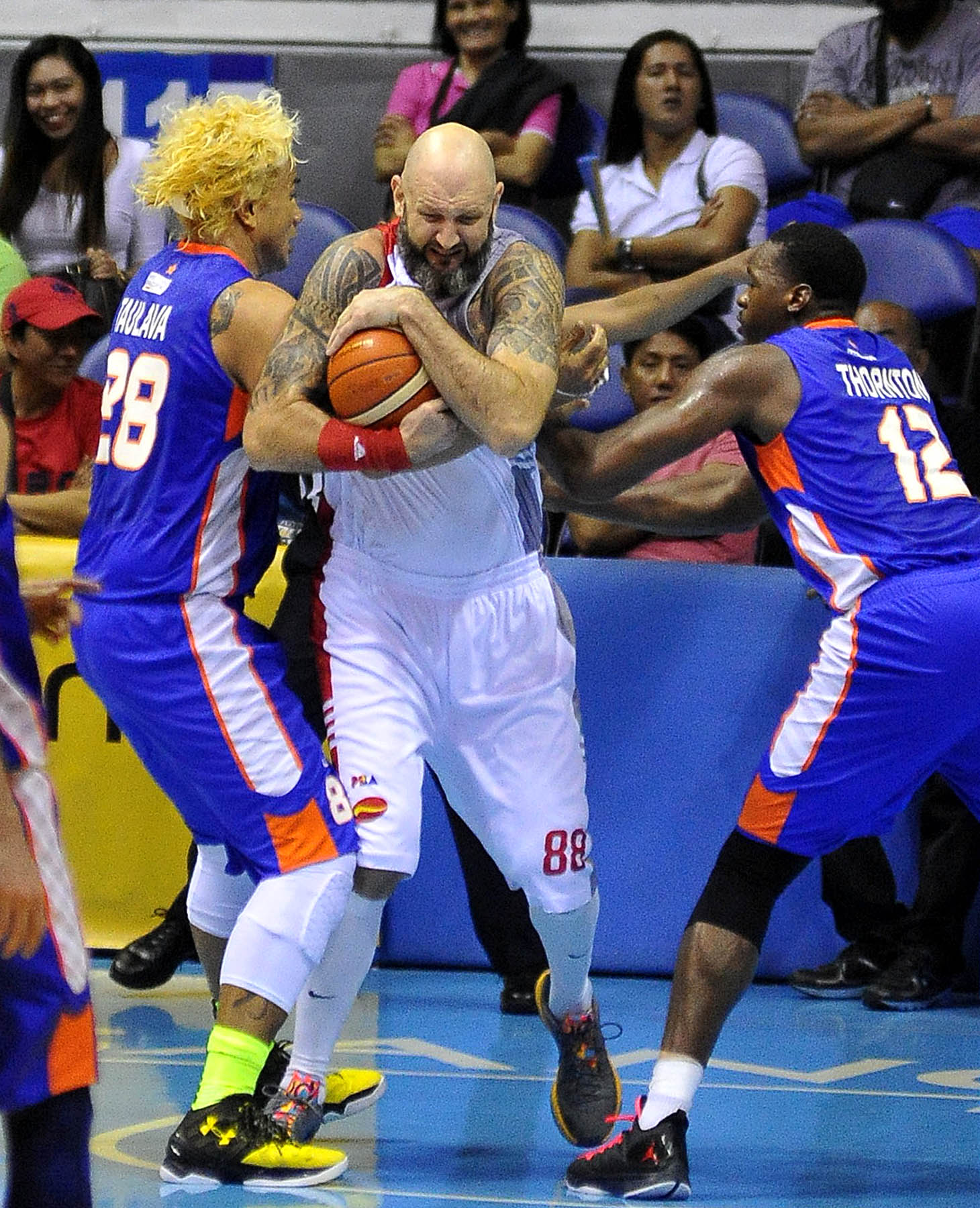 OLD RELIABLES STILL AT IT Veteran centerMick Pennisi (right) of new team Phoenix collars the rebound againstNLEX counterpart Asi Taulava in last night’s game. AUGUST DELA CRUZ