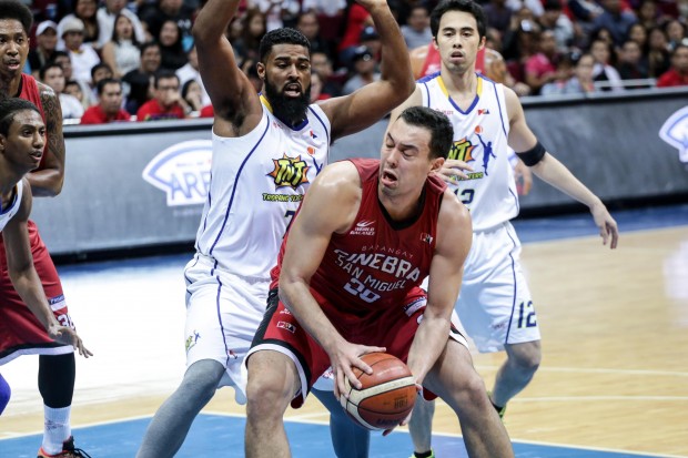 Greg Slaughter vs Mo Tautuuaa. photo by Tristan Tamayo/INQUIRER.net