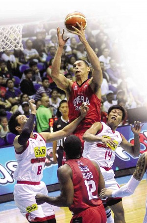GINEBRA’S Japeth Aguilar barrels his way to the basket against James Yap (left) and Mark Barroca of Star. AUGUST DELA CRUZ 