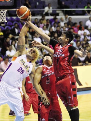 ALDRECH Ramos of Mahindra (right) and evergreen Asi Taulava of NLEX dispute the rebound in last night’s game at the Big Dome. AUGUST DELA CRUZ